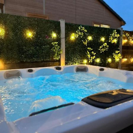 Elder Cabin With Hot Tub York Kültér fotó