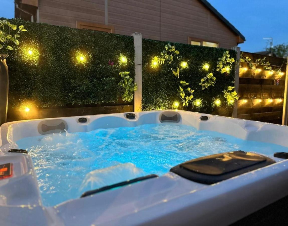 Elder Cabin With Hot Tub York Kültér fotó